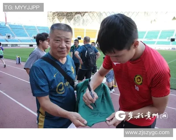 足球明星与小朋友亲密互动现场签名瞬间温馨回忆分享 足球明星与小朋友亲密互动现场签名瞬间温馨回忆分享